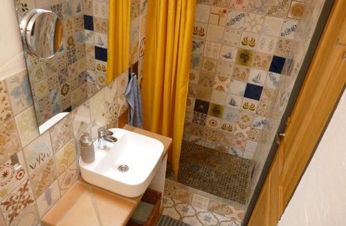 Calig House | Casa Azul, centro histórico de Calig, 4 personas