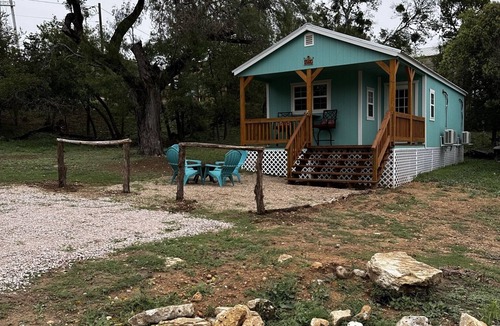 Bandera House | Casa Azul - Cozy cabin centrally located downtown Bandera