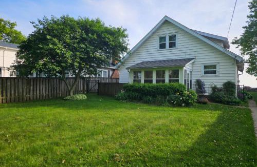 Leamington House | Casa Azul- Entire Lakefront Cottage with Hot Tub