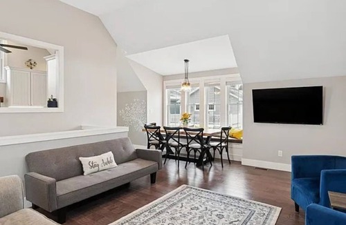 Ottawa Cottage | Casa Azul~Poolside Harbor Retreat w/Balcony & Bunk Room
