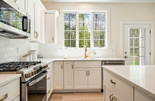 Arundel Cottage | Casa Bianca spacious retreat, heated pools, clubhouse, close to beaches