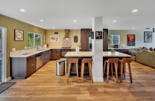 Peacock House | Casa Blackhawk family friendly huge open floor plan for your beach town getawayn