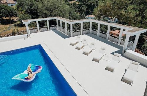 Dosrius Villa | Casa Blanca