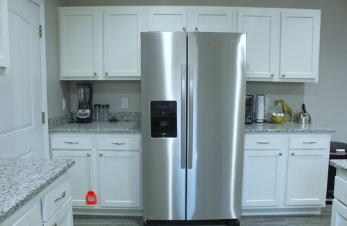 Emporia House | Casa Blanca - mins to Downtown Emporia