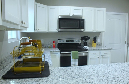 Emporia House | Casa Blanca - mins to Downtown Emporia