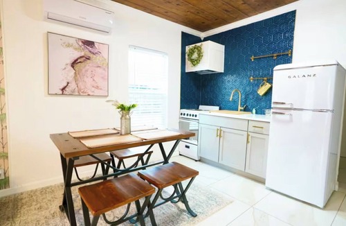 Southside House | Casa Blanca near Downtown