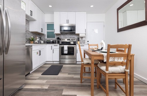 Mahncke Park House | Casa Bohemia - 5 Star Location - Convenience and Comfort - Free L2 EV Charging