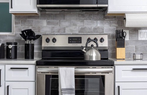 Mahncke Park House | Casa Bohemia - 5 Star Location - Convenience and Comfort - Free L2 EV Charging