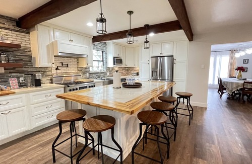 Kingwood House | Casa Bonita - Spacious 4 bedroom home with free wifi and parking.