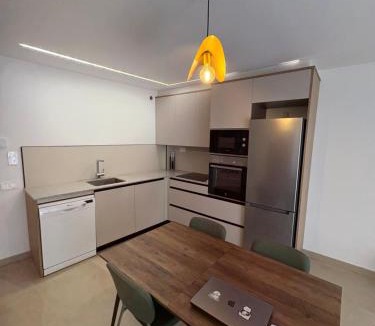 Ayerbe House | Casa Brillantes Completa