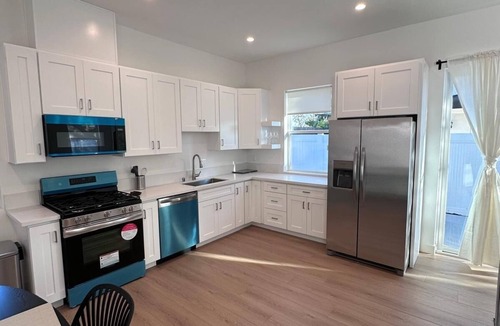 North Hollywood House | Casa Camelia, Fire Pit, BBQ, Games, Fully Gated, 3 Bedrooms, By Universal Studio