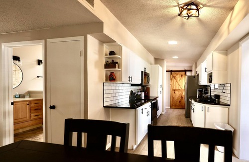 Mesilla Park House | Casa Capri! Minutes to NM State University & Historic downtown Mesilla.