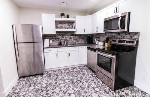 Saskatoon Downtown Apartment | Casa Caswell *Modern Basement Suite (Mins To DT)