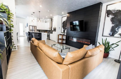 Saskatoon Downtown House | Casa Caswell *Modern, Downtown, Rooftop Patio*