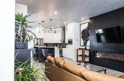 Saskatoon Downtown House | Casa Caswell *Modern, Downtown, Rooftop Patio*