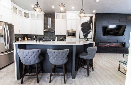 Saskatoon Downtown House | Casa Caswell *Modern, Downtown, Rooftop Patio*