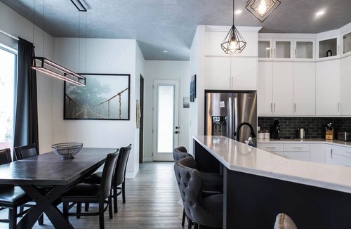 Saskatoon Downtown House | Casa Caswell *Modern, Downtown, Rooftop Patio*