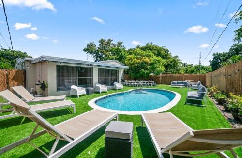 Hallandale Beach Villa | Casa Christina I 5 Min To Beach I Tropical Pool