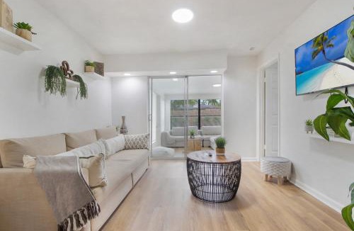 Hallandale Beach Villa | Casa Christina I 5 Min To Beach I Tropical Pool