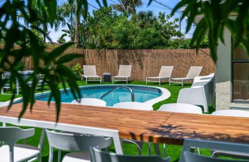 Hallandale Beach Villa | Casa Christina I 5 Min To Beach I Tropical Pool