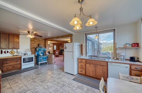 Salida House | Casa Commodore ~ Paddles, Pups & Proximity!