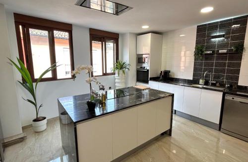 Corbera House | Casa con jacuzzi y piscina con vistas al castillo