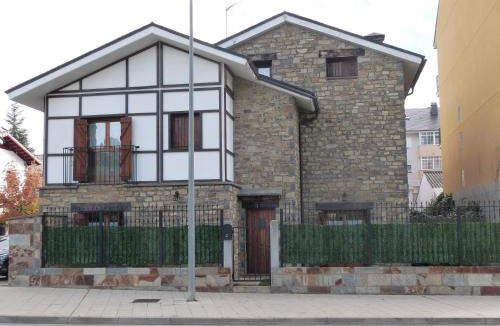 Jaca House | Casa con jardín frente ciudadela