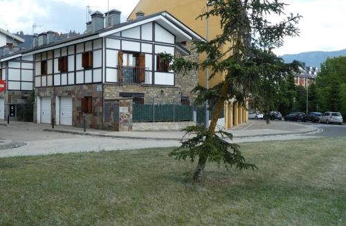 Jaca House | Casa con jardín frente ciudadela