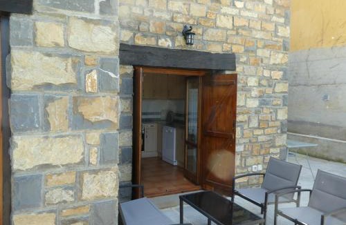 Jaca House | Casa con jardín frente ciudadela