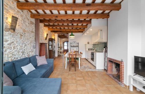 Sant Pere de Ribes House | Casa con patio, piedra y luz natural