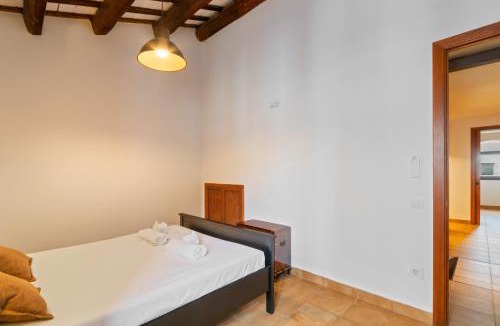 Sant Pere de Ribes House | Casa con patio, piedra y luz natural