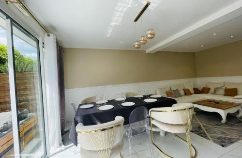 Monplaisir House | Casa Contemporaine