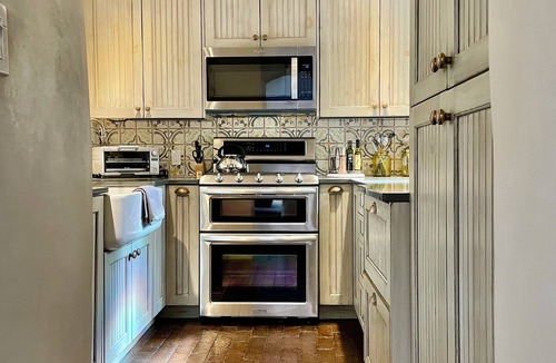 Historic Eastside Condo | Casa De Catia, Historical adobe on Canyon Road.