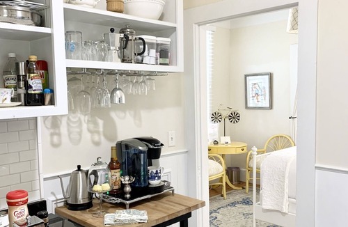 St. Augustine Apartment | Casa de Flora B- Relaxed Elegance in historic St Augustine 🚭