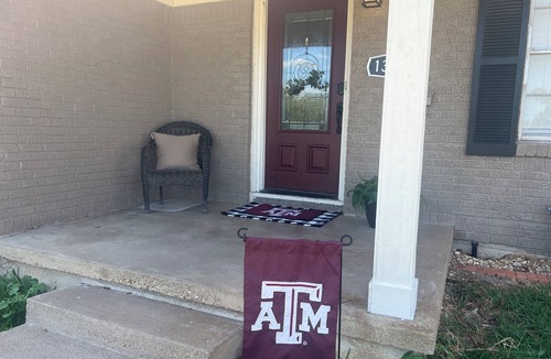 College Hills Estates House | Casa de Howdy! Sleeps 20- 3K/3Q/8T Pool, Pavillion!