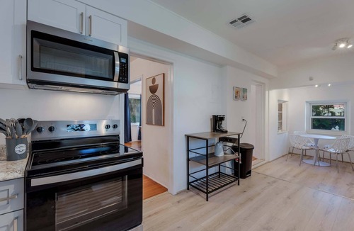 The Roads House | Casa de Jai- your Green Space near Brickell