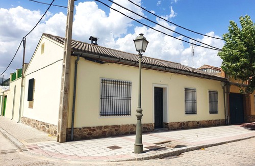 Navas de Oro Cottage | Casa de la Luz - Beautiful house with patio in Navas de Oro