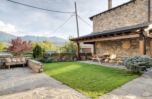 Isovol Cottage | Casa de Montaña con Jardín y Vistas