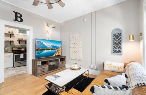 Bisbee House | Casa de Oro – Luxe Comfort in the Heart of Old Bisbee Private Yard & EV Charger!