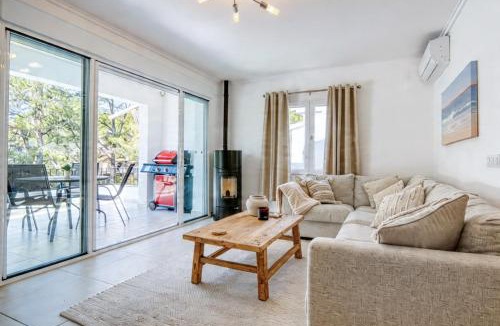 Arnella Villa | Casa de Paz