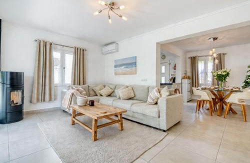 Arnella Villa | Casa de Paz