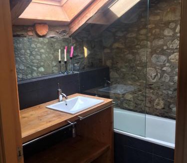 Bourg-Madame House | Casa de poble acollidora,amb llar de foc,