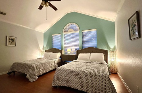 Flower Mound House | Casa-De-Sol: A vibrant home loaded with amenities- Sleeps 14