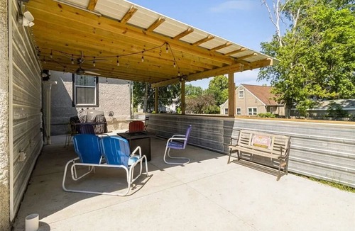 Des Moines House | Casa Dean sleeps 20 close to Fairgrounds and Downtown Des Moines