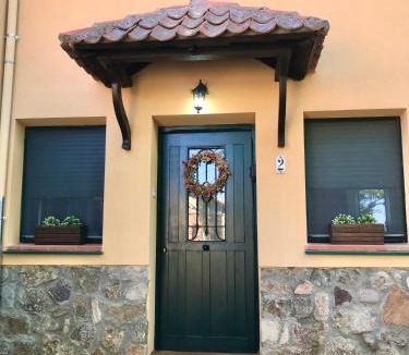 Navas de Riofrio House | Casa del Concejo Segovia Escapada rural con chimenea y jardín privado