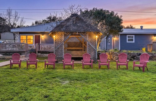 Clifton House | Casa del Lago! Lakefront Retreat with Semi-Private Cove, Deck, and Firepit - Ideal for R&R!