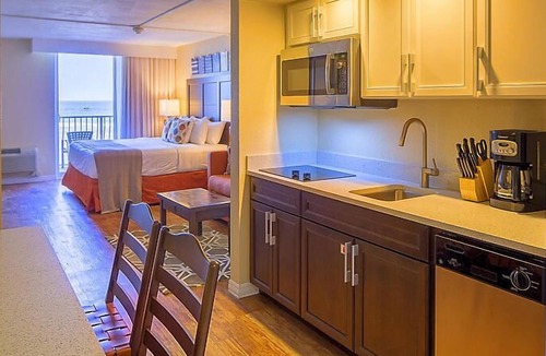 Ormond Shores Condo | Casa Del Mar Beach Resort- studio streetside