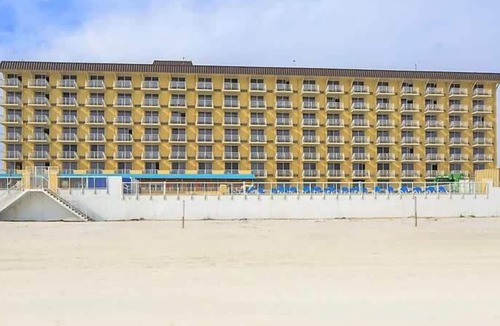 Ormond Shores Condo | Casa Del Mar Beach Resort- studio streetside