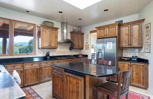 Tierra Preciosa House | Casa del Oso: Mountain Luxury Estate | Hot Tub, Views & Private Yard