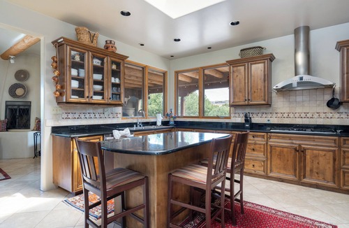 Tierra Preciosa House | Casa del Oso: Mountain Luxury Estate | Hot Tub, Views & Private Yard